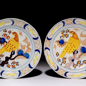 Een paar polychrome Delftse borden met papegaaien, 18e eeuw — foto 1