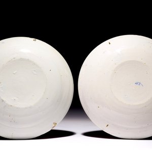 Een paar polychrome Delftse borden met papegaaien, 18e eeuw — foto 2