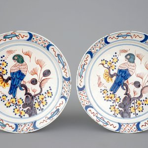 Een paar polychrome Delftse borden met papegaaien, 18e eeuw — foto 1