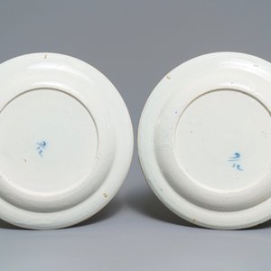 Een paar polychrome Delftse borden met wapen van Webster, 18e eeuw — foto 2