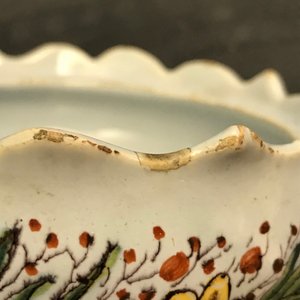 Een paar polychrome Delftse botervloten met fruit- en bloemenverkoopsters, 18e eeuw — foto 13