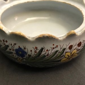 Een paar polychrome Delftse botervloten met fruit- en bloemenverkoopsters, 18e eeuw — foto 16