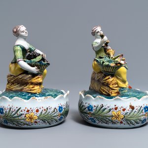 Een paar polychrome Delftse botervloten met fruit- en bloemenverkoopsters, 18e eeuw — foto 3