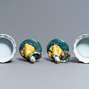 Een paar polychrome Delftse botervloten met fruit- en bloemenverkoopsters, 18e eeuw — foto 6
