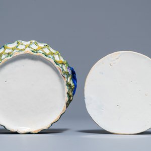 Een paar polychrome Delftse botervloten met reliëfdecor op ajour bewerkte schotels, 18e eeuw — foto 9