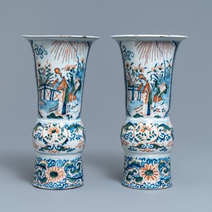 Een paar polychrome Delftse chinoiserie vazen, 17/18e eeuw — foto 1