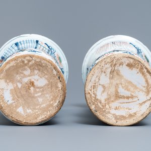 Een paar polychrome Delftse chinoiserie vazen, 17/18e eeuw — foto 6
