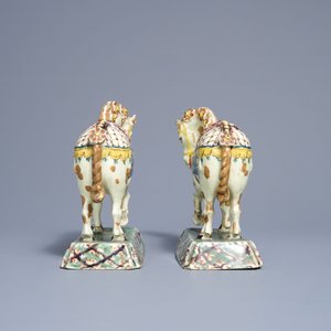 Een paar polychrome Delftse circuspaarden met lichtgroene fondkleur, 18e eeuw — foto 5