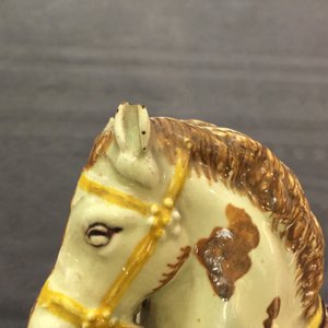 Een paar polychrome Delftse circuspaarden met lichtgroene fondkleur, 18e eeuw — foto 9