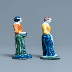 Een paar polychrome Delftse figuren van verkoopsters, 18e eeuw — foto 3