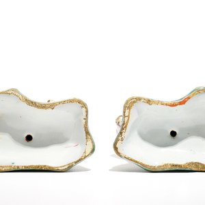 Een paar polychrome Delftse geiten op een grondje, 18e eeuw — foto 6