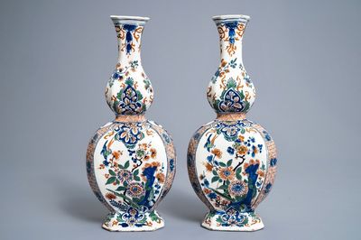 Een paar polychrome Delftse kasjmier palet flesvormige vazen, 17/18e eeuw