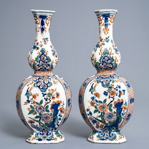 Een paar polychrome Delftse kasjmier palet flesvormige vazen, 17/18e eeuw — foto 1