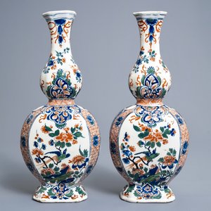 Een paar polychrome Delftse kasjmier palet flesvormige vazen, 17/18e eeuw — foto 3