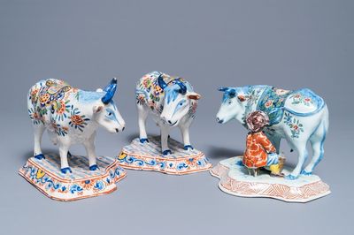 Een paar polychrome Delftse koeien en een koe met melker, 19e eeuw