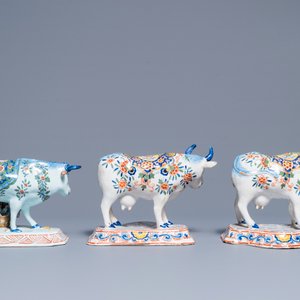 Een paar polychrome Delftse koeien en een koe met melker, 19e eeuw — foto 4