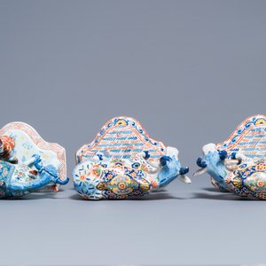 Een paar polychrome Delftse koeien en een koe met melker, 19e eeuw — foto 7