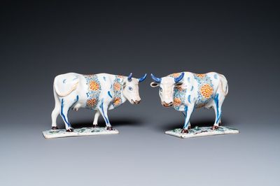 Een paar polychrome Delftse koeien op basissen met kikkers, 18e eeuw