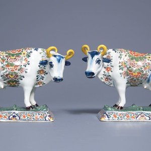 Een paar polychrome Delftse koeien op basissen met kikkers, 18e eeuw — foto 1