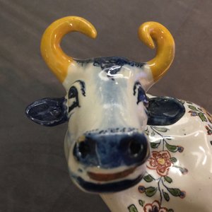 Een paar polychrome Delftse koeien op basissen met kikkers, 18e eeuw — foto 7