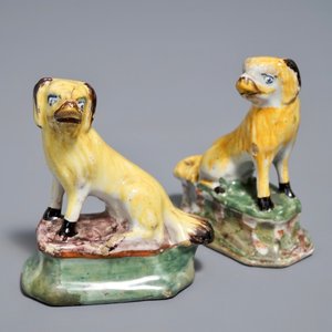 Een paar polychrome Delftse miniatuur hondjes, 18e eeuw — foto 1
