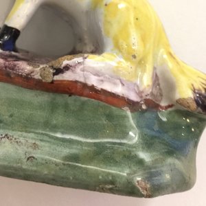 Een paar polychrome Delftse miniatuur hondjes, 18e eeuw — foto 12
