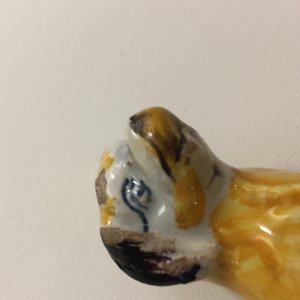 Een paar polychrome Delftse miniatuur hondjes, 18e eeuw — foto 15