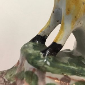 Een paar polychrome Delftse miniatuur hondjes, 18e eeuw — foto 16