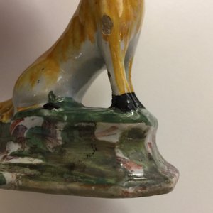 Een paar polychrome Delftse miniatuur hondjes, 18e eeuw — foto 18