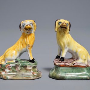 Een paar polychrome Delftse miniatuur hondjes, 18e eeuw — foto 2