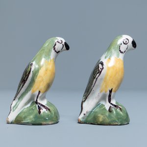 Een paar polychrome Delftse miniatuur modellen van papegaaien, 18e eeuw — foto 4