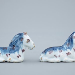 Een paar polychrome Delftse miniatuur paardjes, 18e eeuw — foto 1