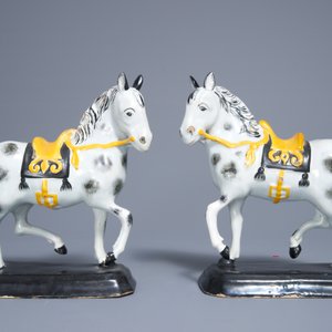 Een paar polychrome Delftse modellen van circuspaarden in zwart en geel, 19e eeuw — foto 2