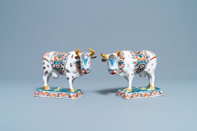 Een paar polychrome Delftse modellen van koeien, 18e eeuw