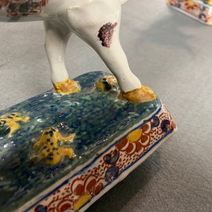 Een paar polychrome Delftse modellen van koeien, 18e eeuw — foto 13