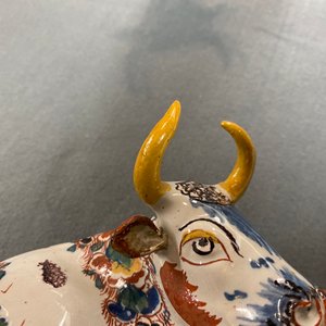 Een paar polychrome Delftse modellen van koeien, 18e eeuw — foto 10
