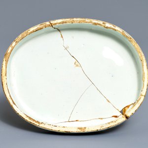 Een paar polychrome Delftse muiltjes, een miniatuur kruikje en een fijn deksel, 18e eeuw — foto 3