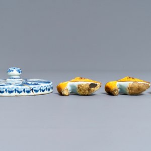 Een paar polychrome Delftse muiltjes, een miniatuur kruikje en een fijn deksel, 18e eeuw — foto 9
