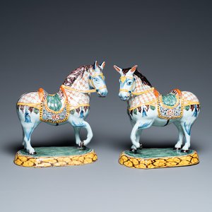 Een paar polychrome Delftse paarden, 18e eeuw — foto 1