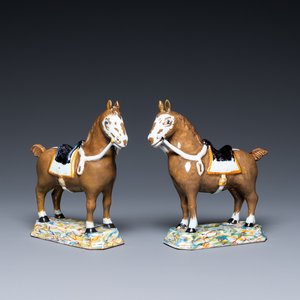 Een paar polychrome Delftse paarden, 18e eeuw — foto 1
