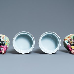 Een paar polychrome Delftse petit feu botervloten met marktkramers, 18e eeuw — foto 6