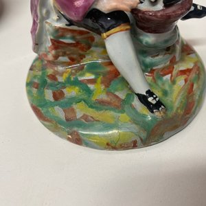 Een paar polychrome Delftse petit feu botervloten met marktkramers, 18e eeuw — foto 9