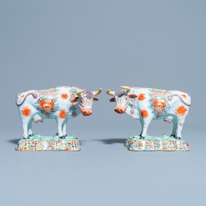 Een paar polychrome Delftse petit feu en vergulde modellen van koeien, 1e helft 18e eeuw — foto 3