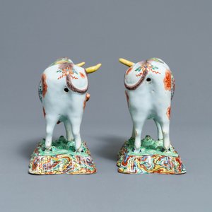 Een paar polychrome Delftse petit feu en vergulde modellen van koeien, 1e helft 18e eeuw — foto 5