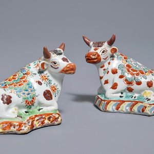 Een paar polychrome Delftse petit feu koeien op basis, 18e eeuw — foto 1