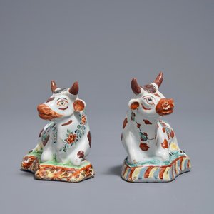 Een paar polychrome Delftse petit feu koeien op basis, 18e eeuw — foto 3