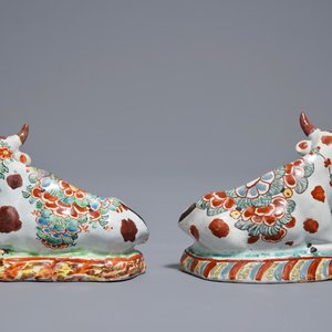 Een paar polychrome Delftse petit feu koeien op basis, 18e eeuw — foto 4