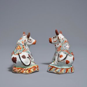 Een paar polychrome Delftse petit feu koeien op basis, 18e eeuw — foto 5