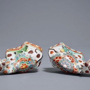 Een paar polychrome Delftse petit feu koeien op basis, 18e eeuw — foto 7