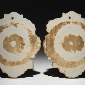 Een paar polychrome Delftse plaquettes in gemengde techniek met pastorale voorstelling, 18e eeuw — foto 2